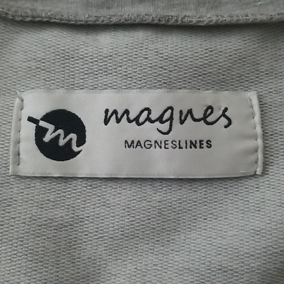 Top w/design - Picture 2 of 3